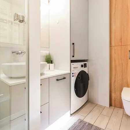 Parking & Balkon Lägenhet *